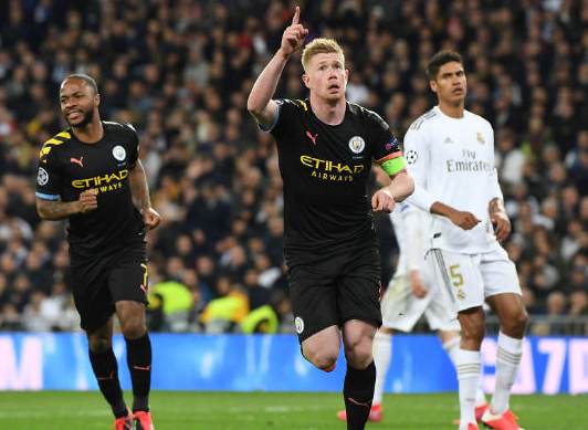 踏着滑板掠 踏着滑板掠